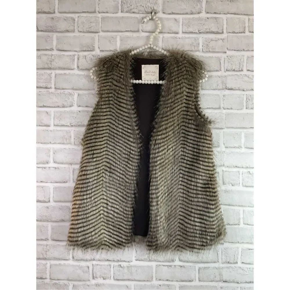 Altar'd State Sz XS Brown Beige
Striped Faux Fur Woodland Open Vest